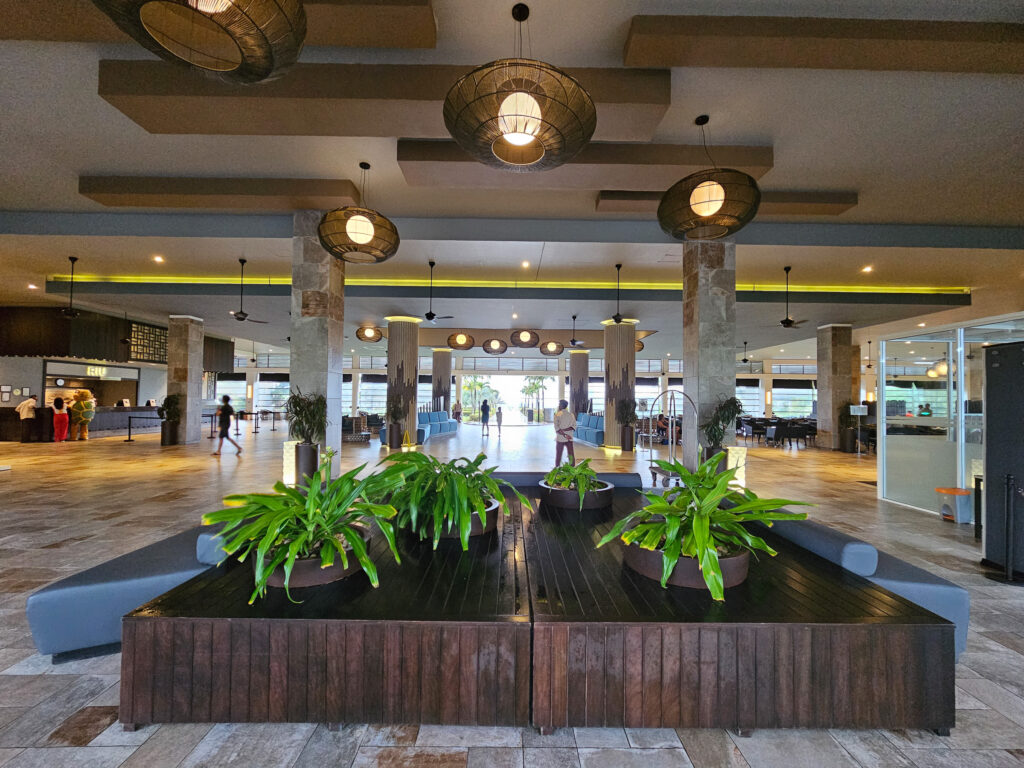 The main entrance to Riu Hotel Sri Lanka. Large with modern architecture and furnishings.