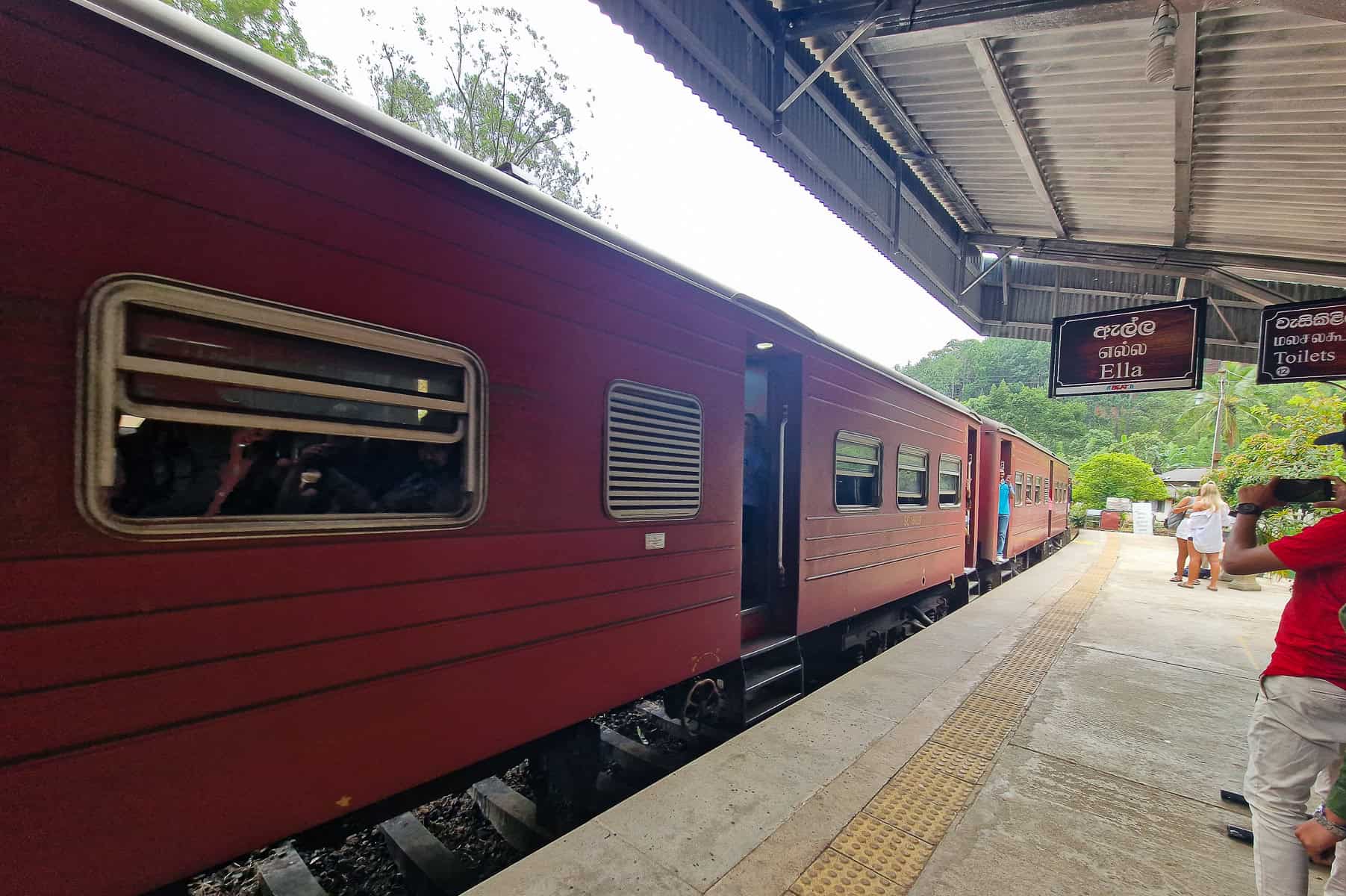 Sri Lanka Train from Ella (Kandy Ella Train) - flawlessjourneys.co.uk